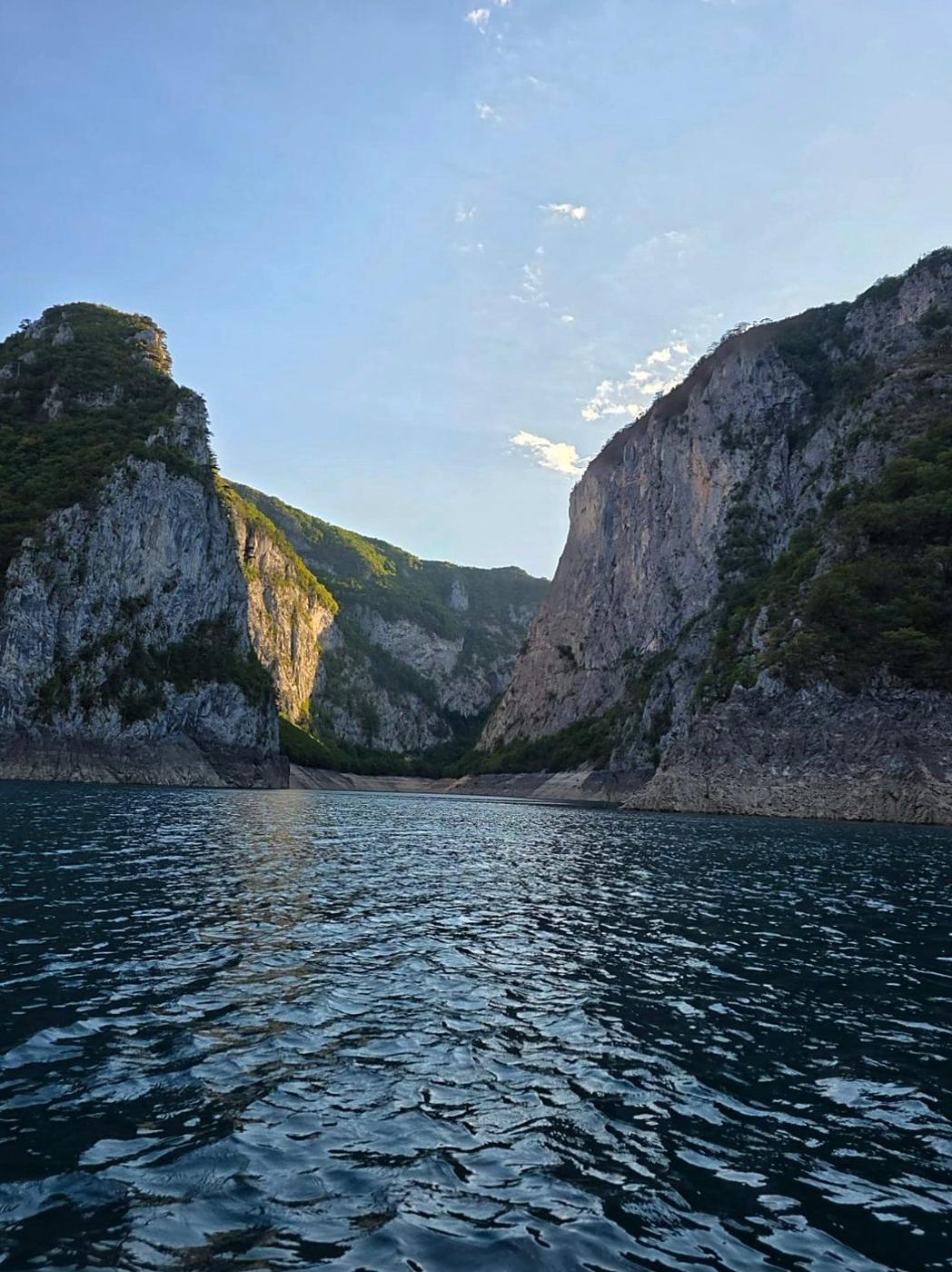 Kanjon Pive i tirkizno Pivsko jezero