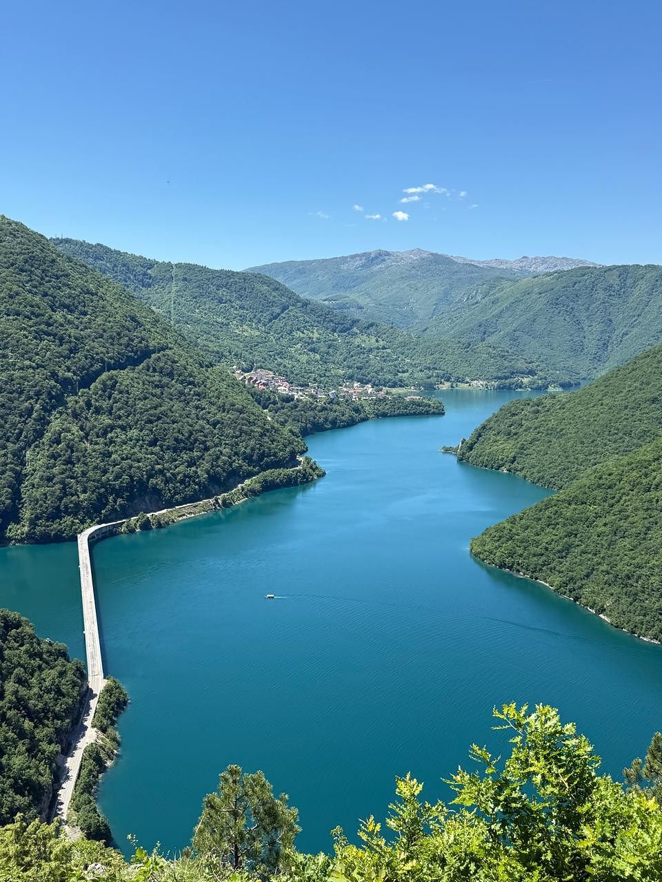 Pogled na Pivsko jezero kod Plužina, Crna Gora